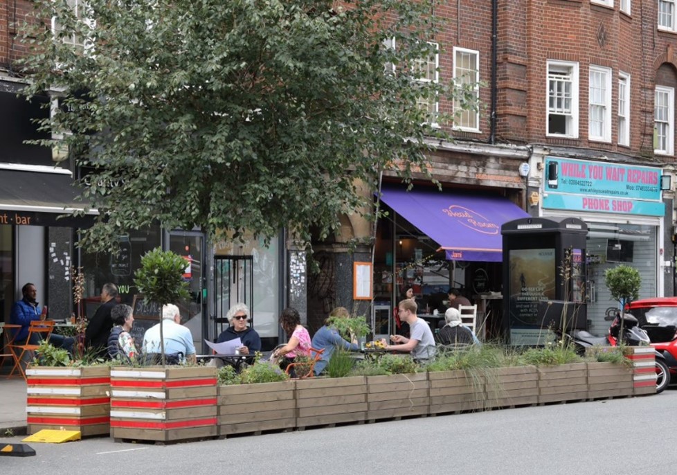 Outdoor seating in Golder Green